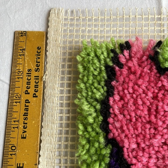 Piglet, unfinished latch hook project, 15.5" x 16" - Picture 7 of 9